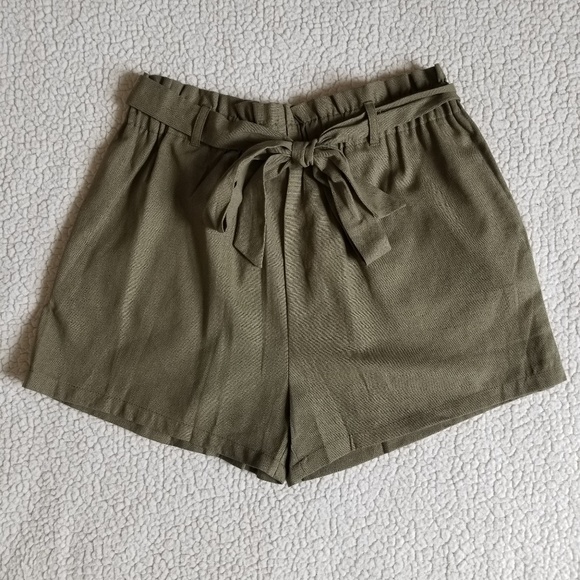 Pants - NWT Olive paperbag shorts